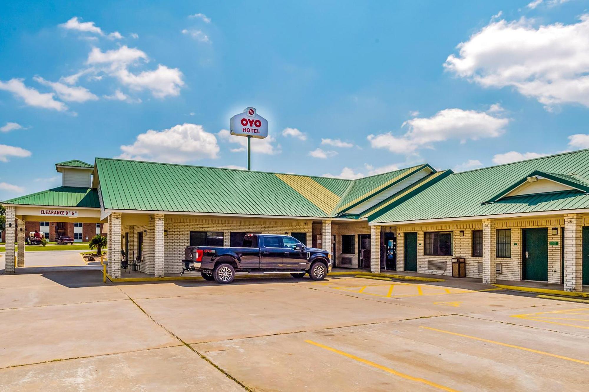 Oyo Hotel Yoakum West Exterior photo